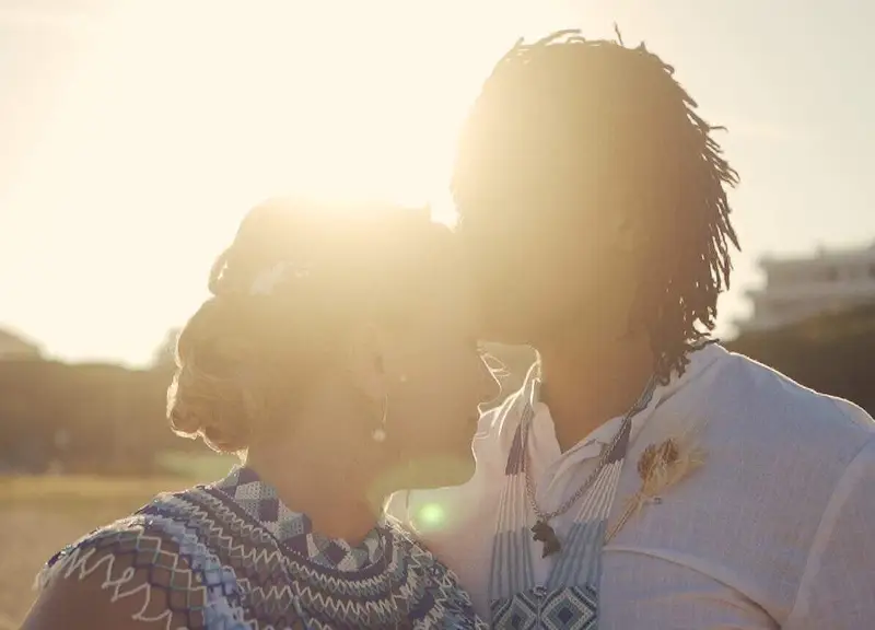 Fotograma del vídeo de boda: los novios a contraluz al atardecer