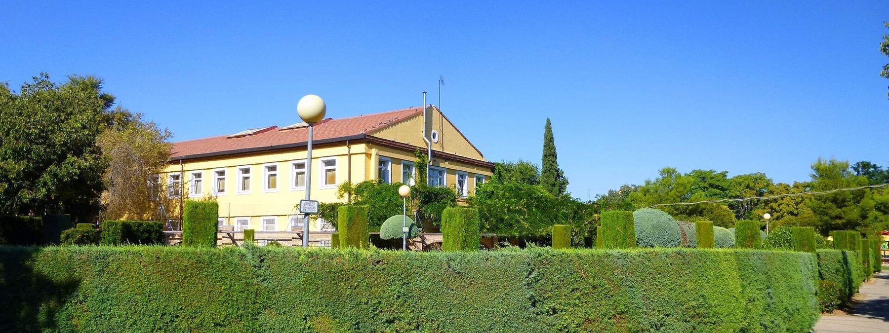 Jardines con setos recortados y cipreses en el Parque Central de Leganés