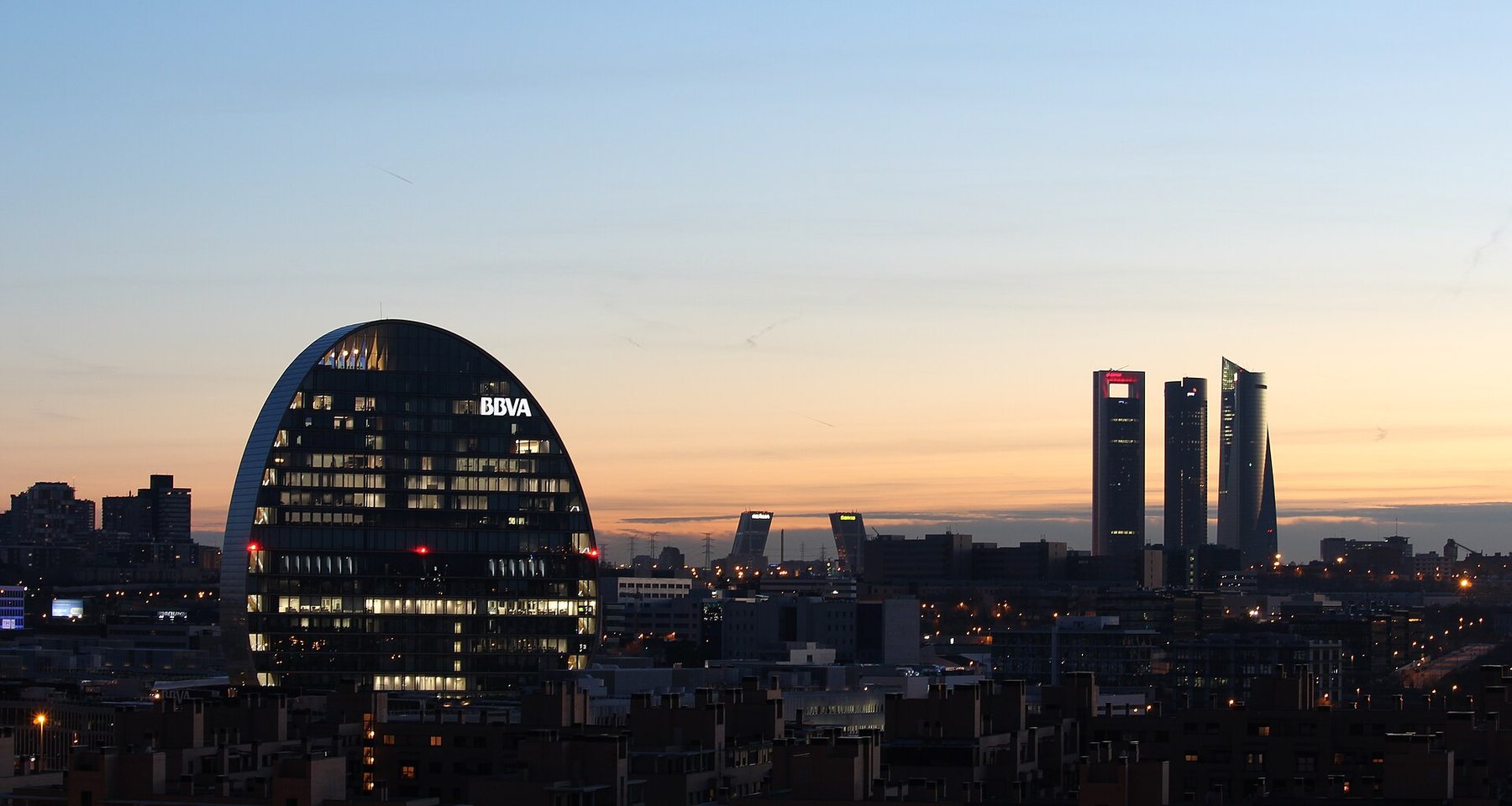 El norte de Madrid al anochecer, con las Cuatro Torres al fondo