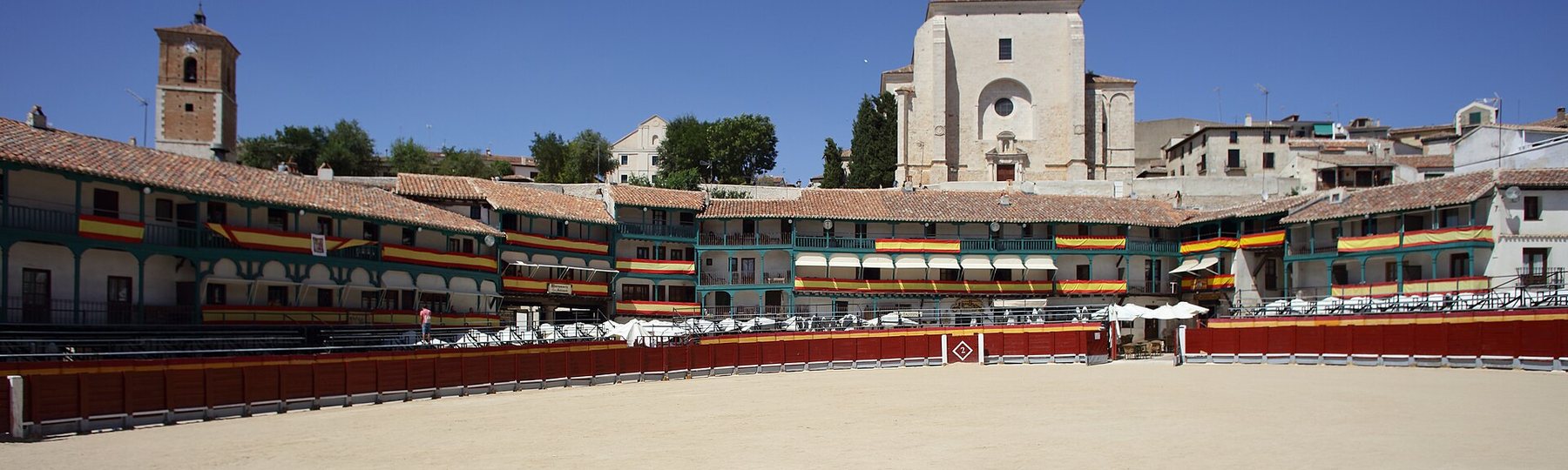 La Plaza Mayor porticada de Chinchón con sus balcones verdes